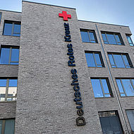 Buchstabenanlage am Gebäude des DRK Köln, unbeleuchtet
