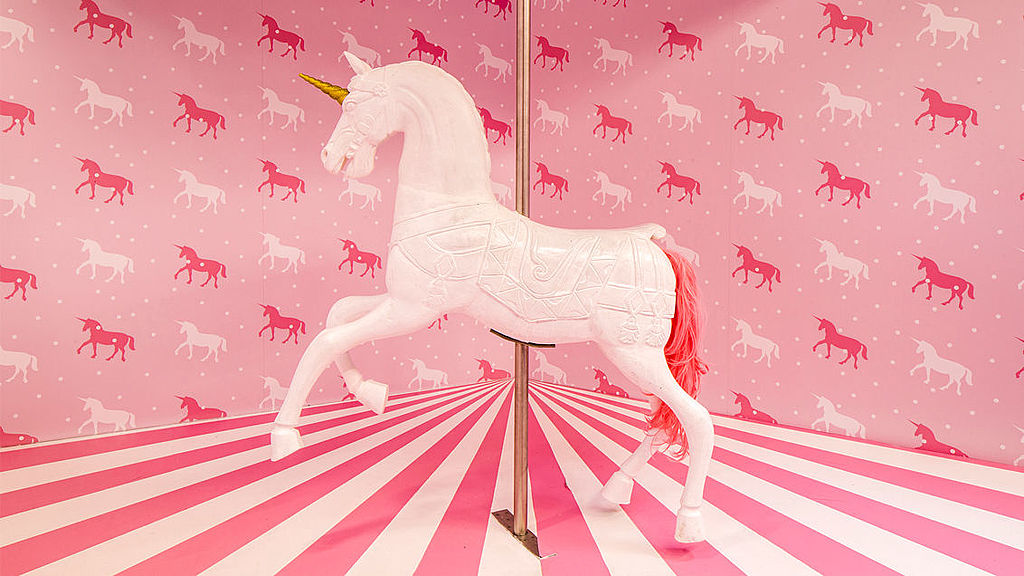 Zirkuspferd vor rosa Wand- und Bodenfolien im Cali Dreams Instagram Museum