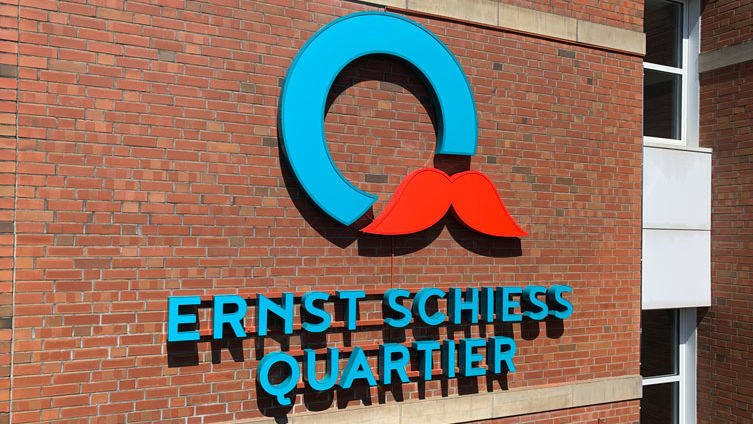 Beleuchtbares Logo des Ernst Schießquartiers in Düsseldorf