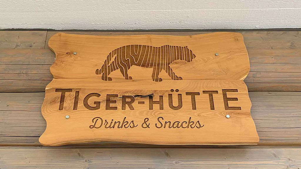 Holzschild für die "Tigerhütte" - einen Kiosk im Kölner Zoo