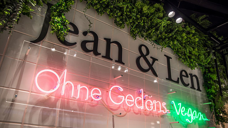 Neon-Reklame-Schriftzug im Jean & Len Shop in Köln