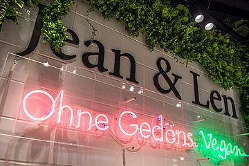 Neon-Reklame-Schriftzug im Jean & Len Shop in Köln