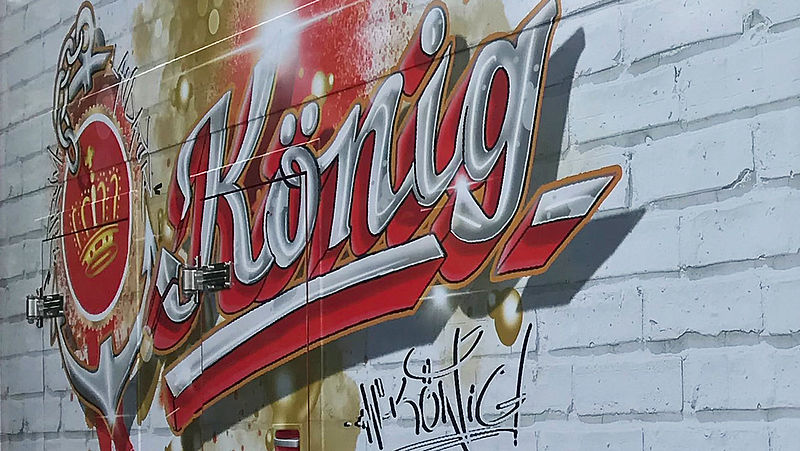 Schriftzug der König-Brauerei auf einem mobilen Verkaufsstand