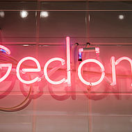 In Handarbeit hergestellte Neon-Buchstaben im Jean & Len Flagshipstore