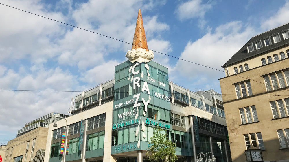 Überdimensionale Eistüte und Wandfolien als Werbeaktion auf einem Gebäude
