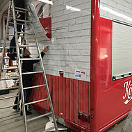 WETEC Mitarbeiter bekleben den Kiosk der König-Brauerei