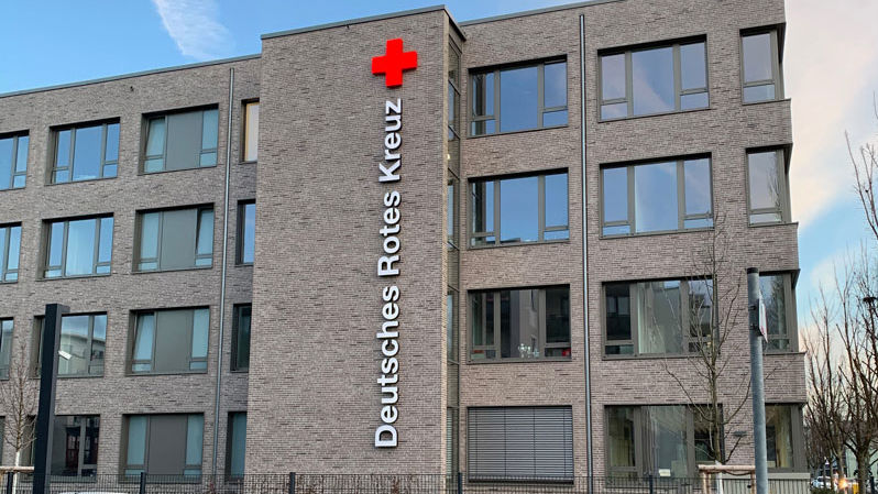 Buchstabenanlage am Gebäude des Deutschen Roten Kreuzes in Köln
