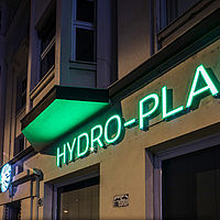 Grüner Hydro-Plan-Schriftzug