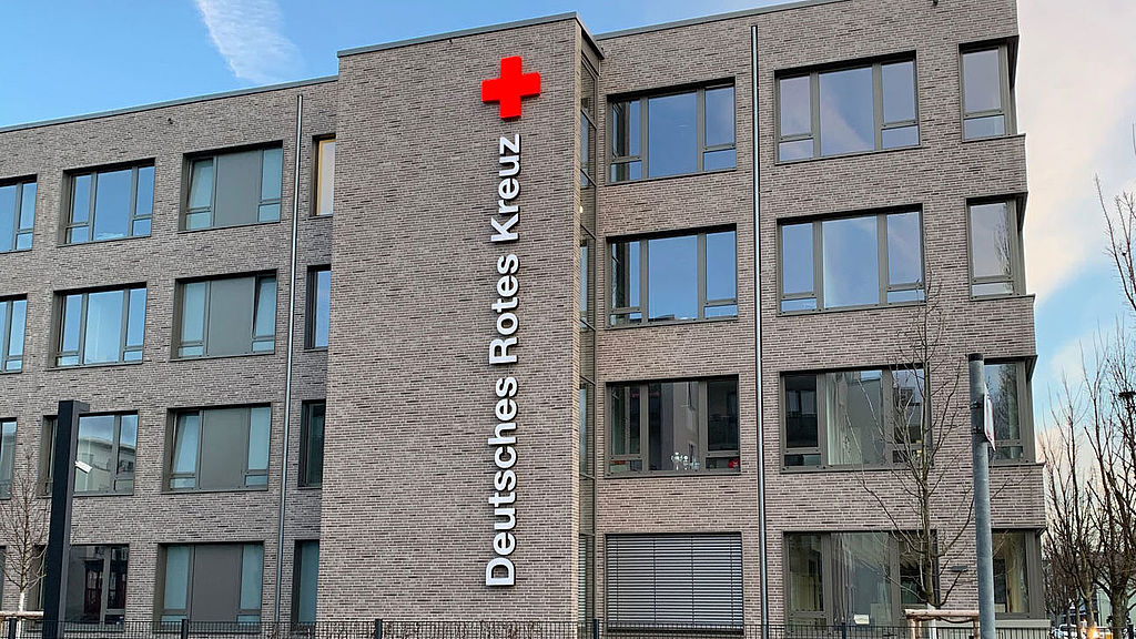 Buchstabenanlage an der Hauswand des Deutschen Roten Kreuzes in Düsseldorf