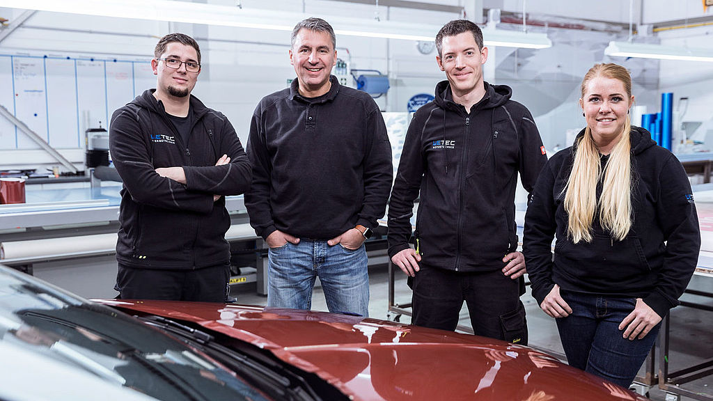 Vier Mitarbeiter der Werbetechnikfirma WETEC in Köln